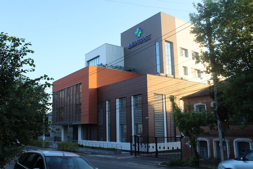 Фасад клиники «Медассист-К» в Курске облицован терракотовыми панелями Алюминcтрой