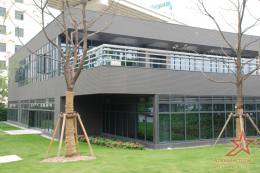 Офисное здание облицовано рустованными терракотовыми панелями CN Ceramic