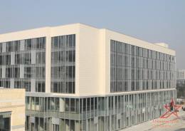 Фасад центрального офиса производственной компании облицован терракотовыми панелями
