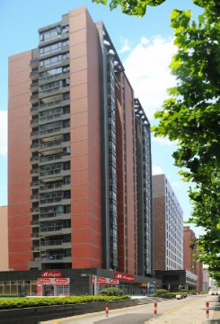 Фасад жилого комплекса облицован терракотовыми панелями от Алюминстрой